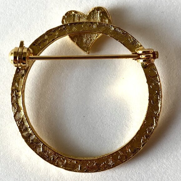 Vintage-Inspired Gold Circle Brooch with Heart Accent - Picture 3 of 4